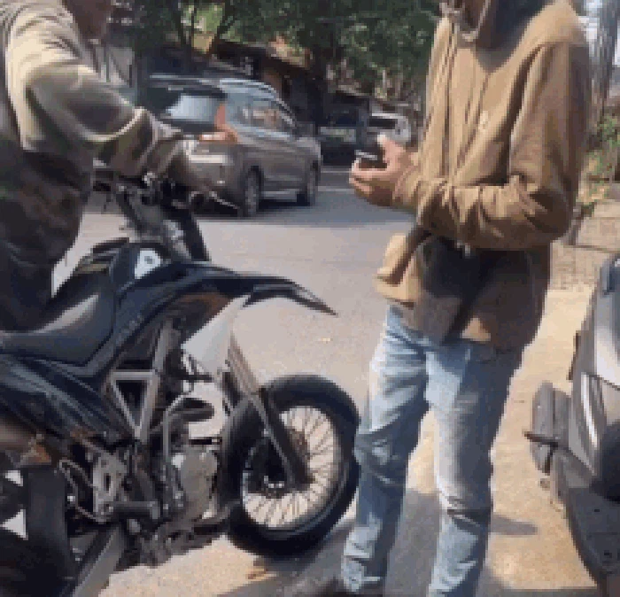 Video pengendara motor hendak dirampas di tengah jalanan di Depok, Jawa Barat (Jabar), viral di medsos. Polisi turun tangan mengusut kasus tersebut. (Tangkapan layar viral)