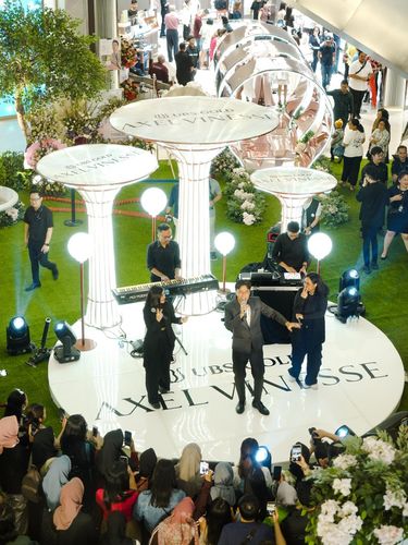 VIDI saat tampil di pembukaan store Axel Vinesse.