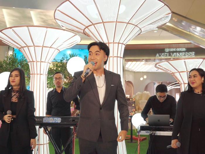 VIDI saat tampil di pembukaan store Axel Vinesse.