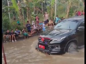 Mobil Dinas Terabas Jalan Rusak Tempat Warga Lomba Mancing Lele