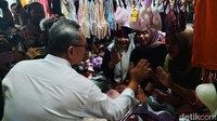Menteri Perdagangan Zulkifli Hasan juga sempat mengunjungi Blok A Pasar Tanah Abang, Jakarta, Jumat (13/10/2023). Samuel Gading/detikcom.