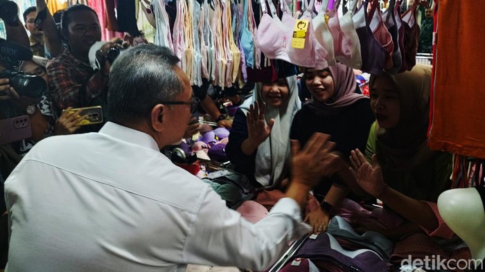 Mendag Zulkifli Hasan mengunjungi Blok A Pasar Tanah Abang, Jakarta, Jumat (13/10/2023). Zulhas mengatakan, pedagang sudah bisa tersenyum setelah TikTok Shop tutup pada 4 Oktober 2023 lalu.
