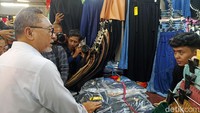 Para penjual pakaian mengatakan situasi di Tanah Abang memang belum ramai, namun lebih baik dari sebelumnya. Samuel Gading/detikcom.