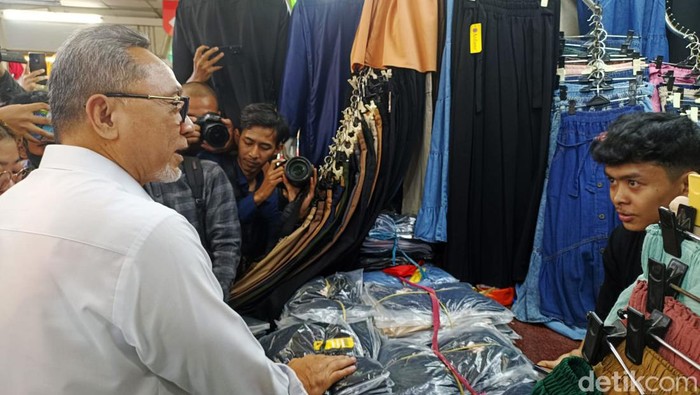 Wajah Pedagang Tanah Abang yang Kata Zulhas Kini Semringah Mendag Zulkifli Hasan mengunjungi Blok A Pasar Tanah Abang, Jakarta, Jumat (13/10/2023). Zulhas mengatakan, pedagang sudah bisa tersenyum setelah TikTok Shop tutup pada 4 Oktober 2023 lalu.