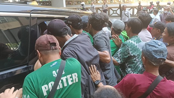 Warga di Tanah Abang mengerubungi mobil Mendag Zulkifli Hasan