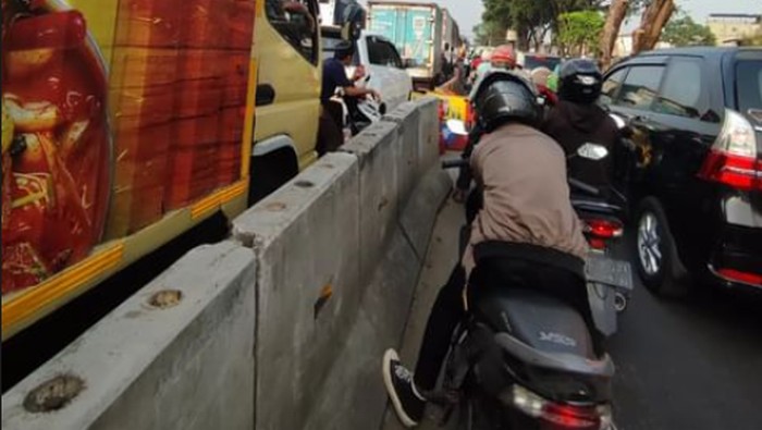 Warga Terjebak Macet di Daan Mogot Buntut Perbaikan Jalan dan Lawan Arah