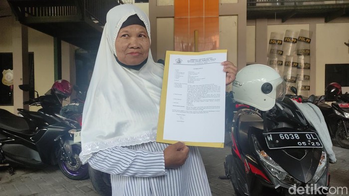 Wiwik laporkan ulah Masriah yang buang sampah di depan jalan rumahnya ke Satpol PP Sidoarjo