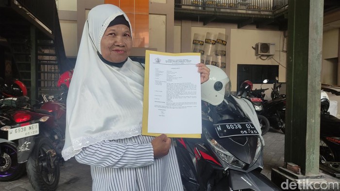 Wiwik laporkan ulah Masriah yang buang sampah di depan jalan rumahnya ke Satpol PP Sidoarjo