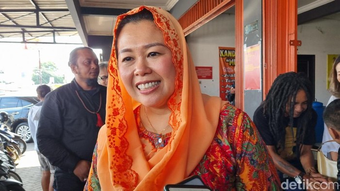 Yenny Wahid usai bertemu Butet Kartaredjasa di Kasihan, Bantul, Jumat (13/10/2023).