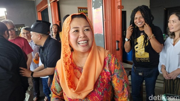 Yenny Wahid usai bertemu Butet Kartaredjasa di Kasihan, Bantul, Jumat (13/10/2023).