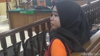 Yunita sesekali melihat ke arah luar pintu untuk saat akan jalannya sidang. Persidangan itu juga dihadiri kuasa hukum dan keluarganya. Foto: Ferdi Almunanda/detikcom