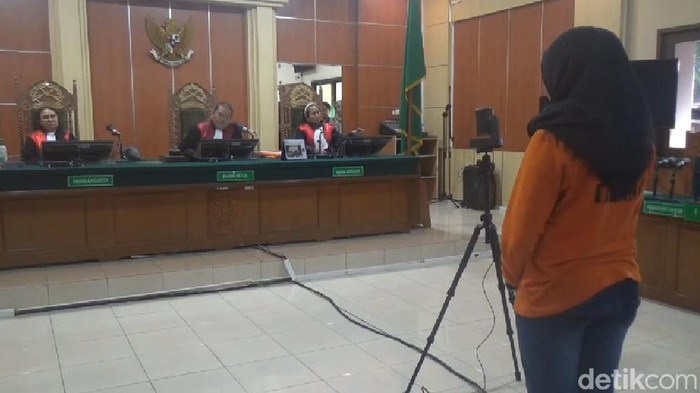 Yunita terdakwa pencabulan 17 anak saat sidang vonis Yunita terdakwa pencabulan 17 anak saat sidang vonis.