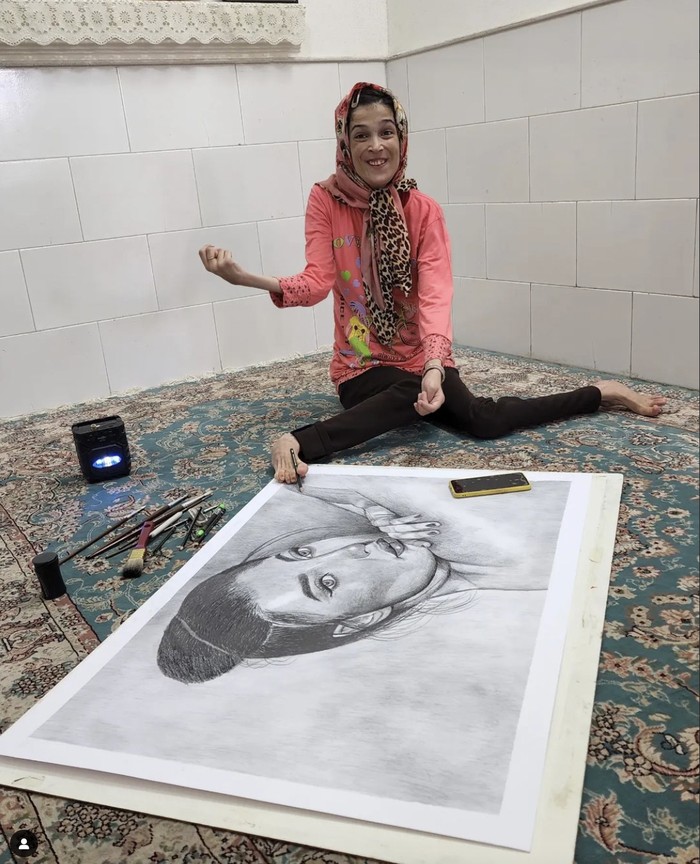 5 Potret Pelukis Perempuan Fatima Hamami yang Melukis dengan Kaki 5 Potret Pelukis Perempuan Fatima Hamami yang Melukis dengan Kaki