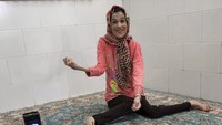 Fatima Hamami dikenal sebagai seniman terkenal Iran yang melukis menggunakan kakinya. Kondisi tubuhnya mengalami 85 persen kelumpuhan. Foto: Courtesy of Fatima Hamami