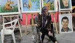 5 Potret Pelukis Perempuan Fatima Hamami yang Melukis dengan Kaki