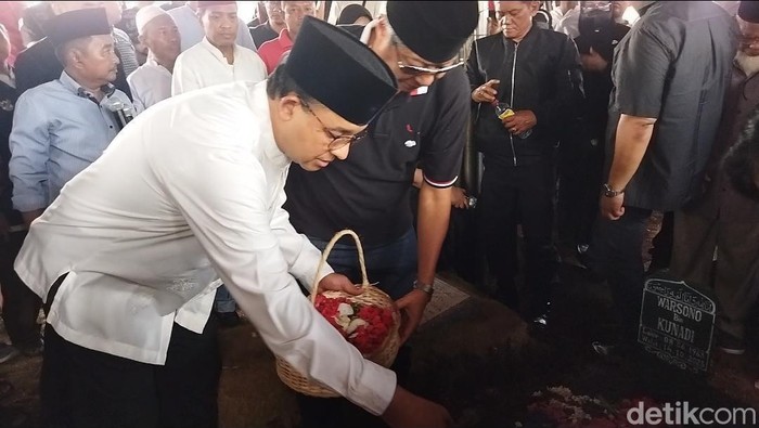 Anies Baswedan menghadiri pemakaman Gembong Warsono (Fadil/detikcom)