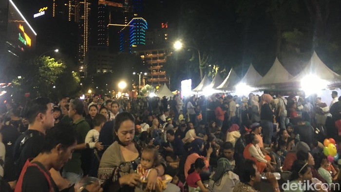Antusiasme masyarakat Jatim mengikuti Pesta Rakyat di Gedung Negara Grahadi.