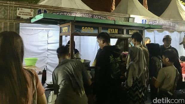 Antusiasme masyarakat Jatim mengikuti Pesta Rakyat di Gedung Negara Grahadi.
