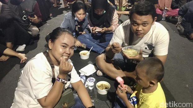 Antusiasme masyarakat Jatim mengikuti Pesta Rakyat di Gedung Negara Grahadi.