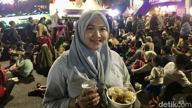 Antusiasme masyarakat Jatim mengikuti Pesta Rakyat di Gedung Negara Grahadi.