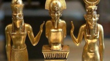 Tiga serangkai suci keluarga Osiris (Horus, Osiris dan Isis). Emas dan lapis lazuli. Pernah menjadi bagian dari liontin dan memuat Cartouche Firao Osorkon II serta prasasti di bagian bawah. Mesir, dinasti ke-22. 874 hingga 850 SM Foto: FB/History Archaeology People