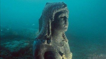 Ratu Kegelapan, patung yang mungkin menggambarkan ratu Ptolemeus Cleopatra III (memerintah 142–101 SM). Ditemukan di kota Thonis-Heracleion yang hilang dan tenggelam Foto: FB/History Archaeology People