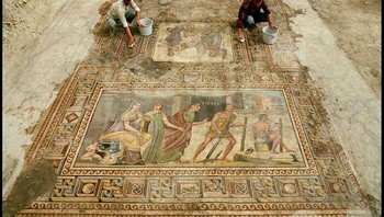 Mosaik Romawi Zeugma (Turki) yang megah. Terletak di Turki Tenggara, Zeugma, yang secara harfiah berarti “jembatan” atau “penyeberangan” dalam bahasa Yunani kuno, mendapatkan namanya karena lokasinya di titik penyeberangan kuno utama di sungai Efrat. Istilah kuno Zeugma sebenarnya mengacu pada kota kembar di tepian sungai yang berseberangan. Itu adalah pemukiman Helenistik yang didirikan oleh komandan Seleucus Nicator sekitar tahun 300 SM. Foto: FB/History Archaeology People