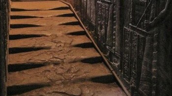 Kuil Dewi Hathor Ptolemeus di Nitentóre (Dedera): Tangga barat menuju atap Kuil. Di dinding sebelah kanan terdapat ukiran empat pendeta membawa tempat suci. Foto: FB/History Archaeology People