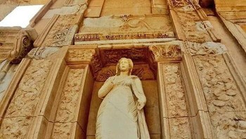 Perpustakaan Celsus, Efesus. Ini adalah salah satu bangunan terindah di Efesus. Dibangun pada tahun 117 M untuk menyimpan sekitar 12.000 gulungan dan berfungsi sebagai makam Tiberius Julius Celsus Polemaeanus (prokonsul Romawi di Efesus Foto: FB/History Archaeology People