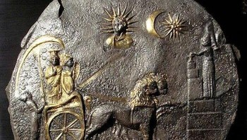 Jejak Yunani di Asia. Plakat Upacara yang menggambarkan Cybele di atas keretanya. Plakat ini dilapisi emas dan saat ini disimpan di Museum Nasional Afghanistan. Foto: FB/History Archaeology People