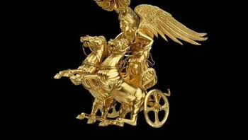 Anting-anting megah dengan gambar Dewi Nike mengendarai kereta dua kuda. Dibuat pdi Yunani pada periode klasik akhir atau Helenistik Awal sekitar 350–325 SM. Punya tinggi 5cm dan berat 15,8 gram. Terbuat campuran emas dan enamel . Foto: FB/History Archaeology People