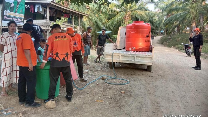 BPBD Mateng salurkan air bersih ke warga terdampak kemarau panjang.