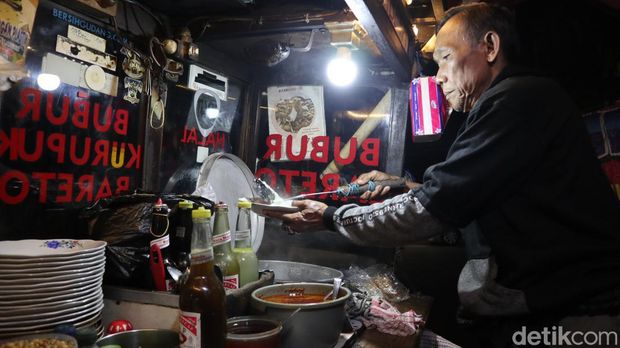 Bubur Anti Grativasi di Jalan Gedong Sembilan, Kelurahan Arjuna, Kecamatan Cicendo, Kota Bandung