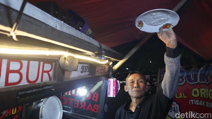 Bubur Anti Grativasi di Jalan Gedong Sembilan, Kelurahan Arjuna, Kecamatan Cicendo, Kota Bandung