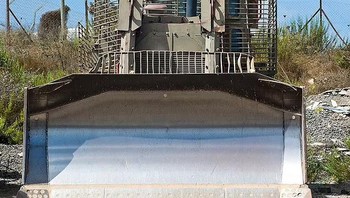 Kendaraan ini dilengkapi dengan bilah depan yang besar dan perlengkapan ripper belakang untuk membersihkan rintangan dan meledakkan bahan peledak. Foto: Wikipedia