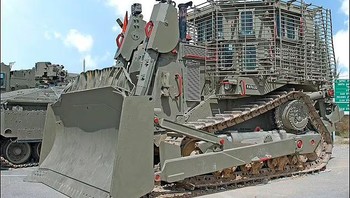 Kokpit lapis baja memiliki ruang untuk dua awak yang dilindungi oleh kaca anti peluru dari tembakan penembak jitu dan senapan mesin. Foto: Wikipedia