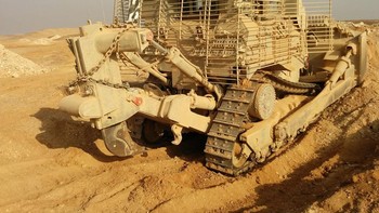 Buldozer D9R ditenagai oleh mesin Cat 3408C yang mampu menghasilkan 405 tenaga kuda dan menarik beban lebih dari 70 ton. Hal ini tidak hanya membantu buldoser melewati rintangan, tetapi juga memungkinkan berbagai peran pendukung infrastruktur seperti menggali parit dan membangun jembatan atau struktur pertahanan. Foto: Wikipedia