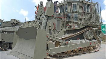 Harga D9R tidak diketahui karena kendaraan tersebut dibeli langsung dari Caterpillar oleh militer Israel dan kemudian dilengkapi dengan baju besi khusus mereka. Foto: Wikipedia