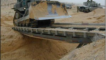 Buldoser ini bisa digunakan untuk sejumlah tugas teknik, termasuk pembuangan persenjataan bahan peledak, pembersihan area jebakan, penghancuran benteng, pembukaan rute, pemulihan kendaraan lapis baja yang terjebak dan pembangunan gundukan pasir dan berbagai rintangan, mempersiapkan posisi pertahanan. . Israel juga menggunakan buldoser lapis baja ini dalam serangan di peperangan perkotaan. Foto: Wikipedia