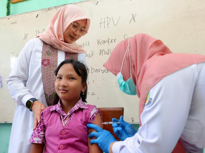 Bupati Ipuk Fiestiandani saat meninjau vaksin HPV pada siswi SD