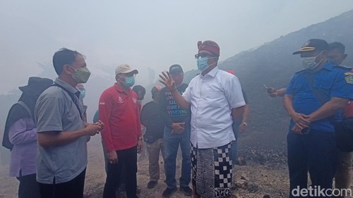 Bupati Sanjaya (pakai udeng) saat meninjau kondisi kebakaran di TPA Mandung, Sabtu (14/10/2023).