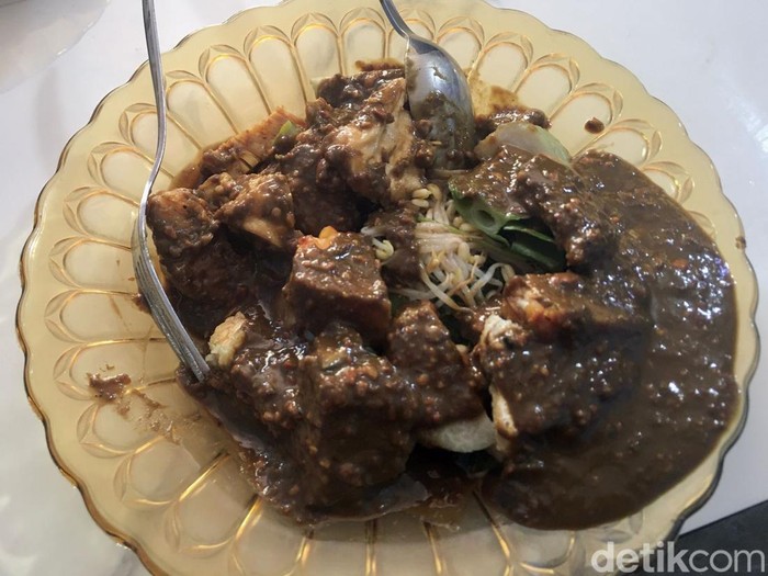 Cita rasa khas Rujak Cingur Joko Dolog Surabaya