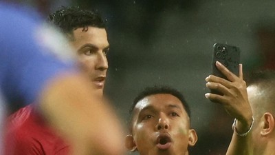 Foto: Cristiano Ronaldo Diajak Selfie Penyusup Lapangan