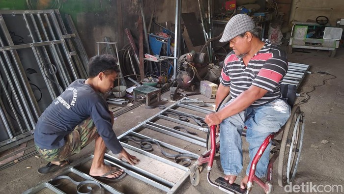 Darmanto (48) pemilik bengkel las di Borobudur, Magelang. Darmanto membuat motor beroda tiga untuk membantu sesama rekan disabilitasnya. Foto diambil Sabtu (14/10/2023).