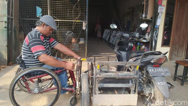 Darmanto (48) pemilik bengkel las di Borobudur, Magelang. Darmanto membuat motor beroda tiga untuk membantu sesama rekan disabilitasnya. Foto diambil Sabtu (14/10/2023).