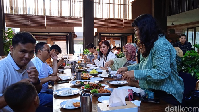 Seru! Foodies Pilih Seafood Segar di Pasar Ikan dan Cicip Hidangan Mantul