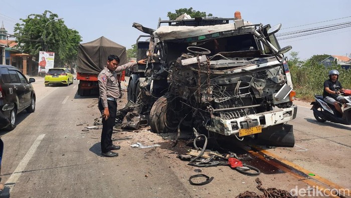 Dua truk adu moncong di Gresik, satu sopir tewas tergencet