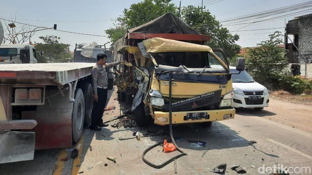 Dua truk adu moncong di Gresik