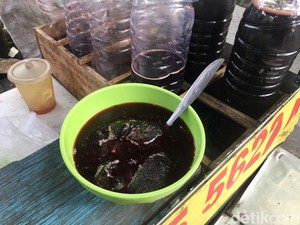 Es Tape Ketan Hitam Cak Uut Pelepas Dahaga di Bawah Teriknya Surabaya