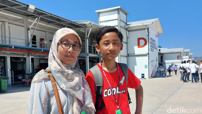 Ira (42) dan putranya, Mikail (12), dapat undangan nonton gratis MotoGP Mandalika dari Mike Webb yang merupakan race director MotoGP.